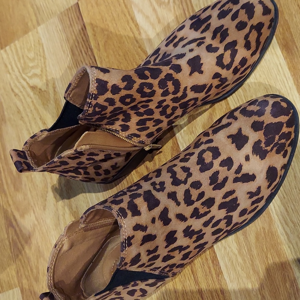 7.5 women's short animal print SO ankle boots